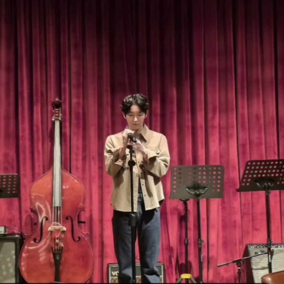 A moment captured by a fan of Lee Joongi