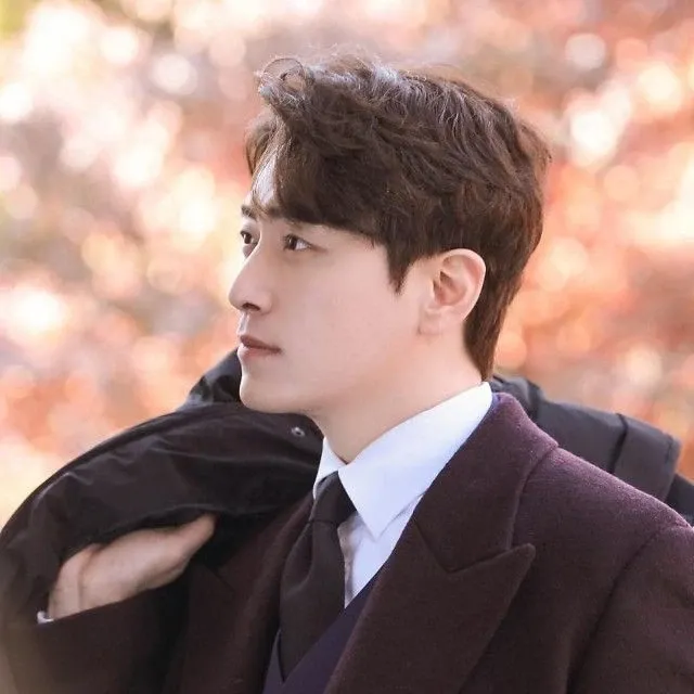 Behind-the-scenes cut of Lee Joonhyuk