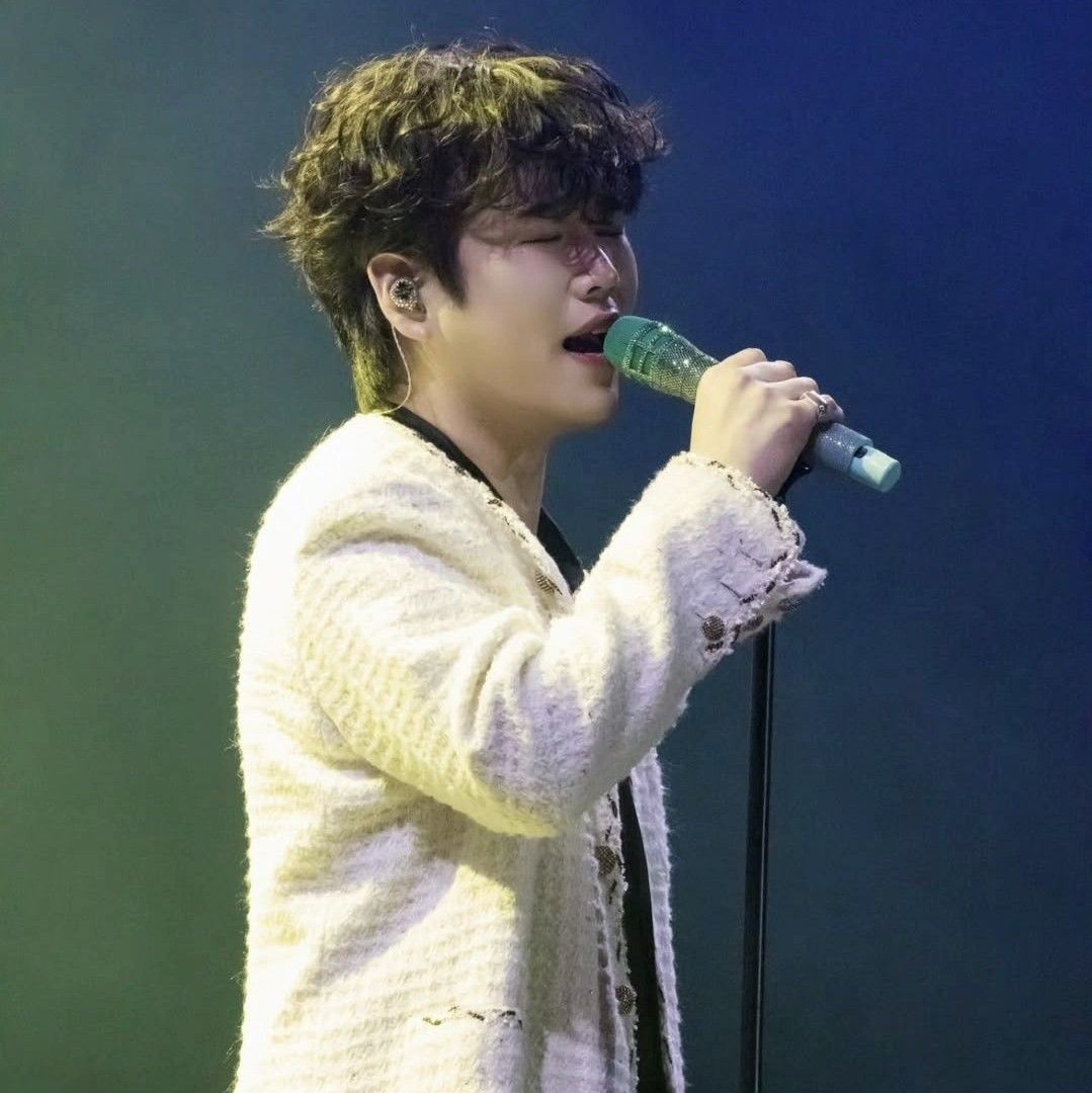 A moment captured by a fan of Hwang Youngwoong