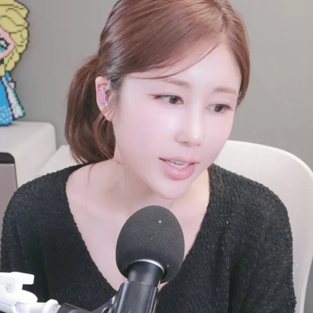 Behind-the-scenes cut of Kim Soyou