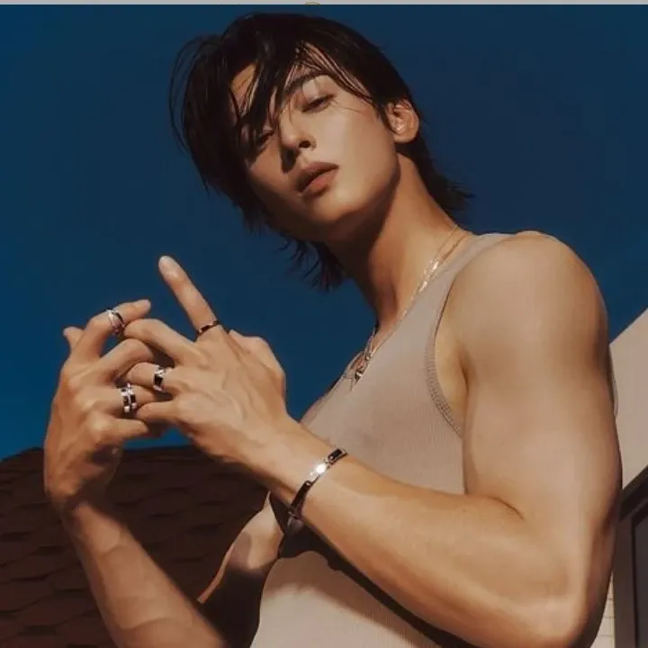 Behind-the-scenes cut of Cha Eunwoo