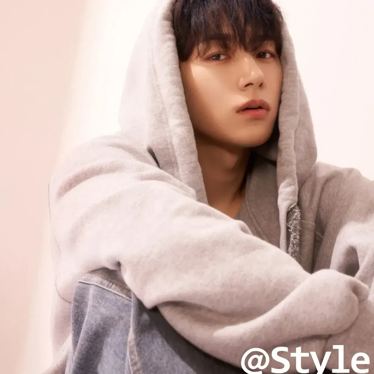 Recent activity shot of Kim Myungsoo (L)