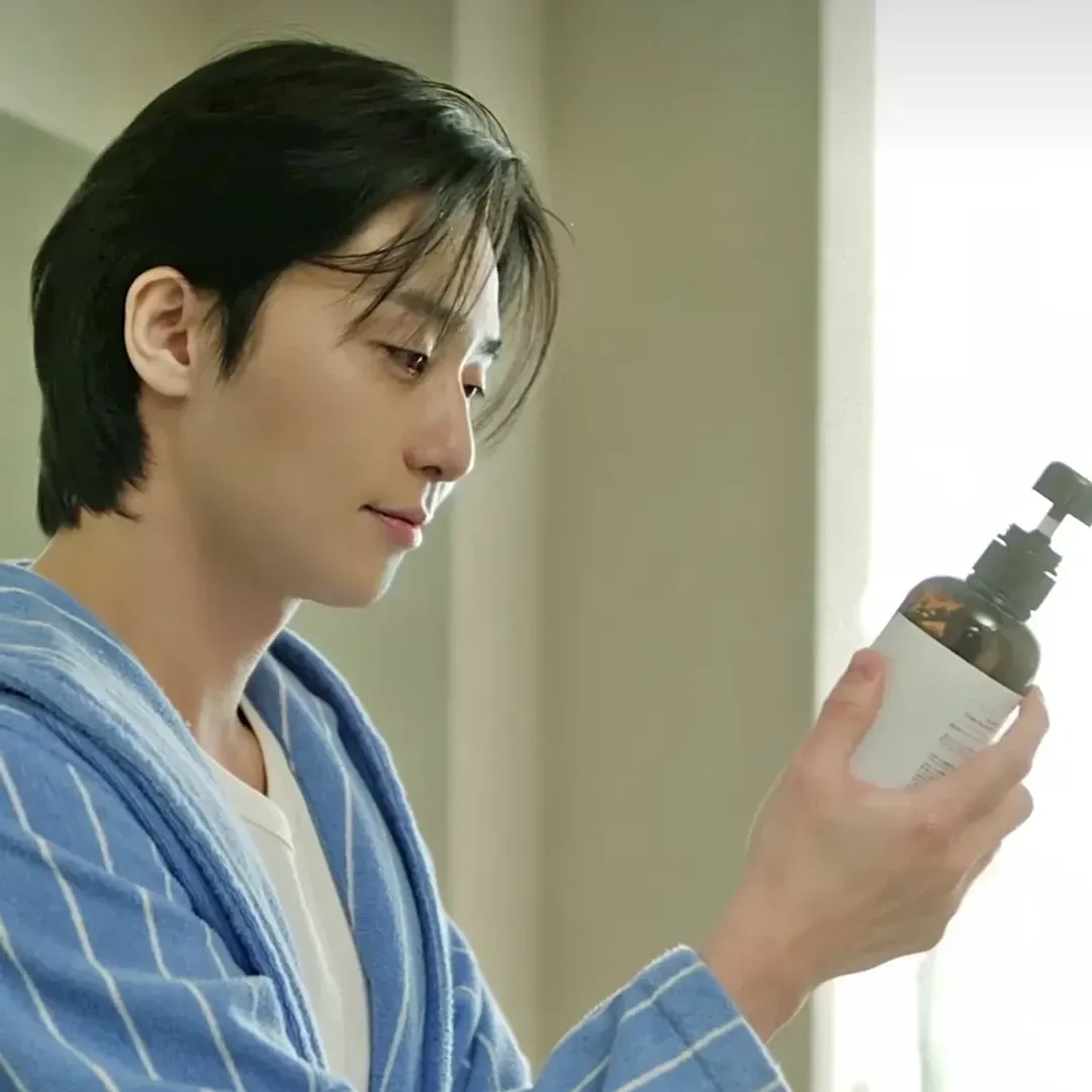 A moment captured by a fan of Park Seojoon