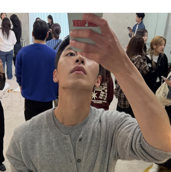 A moment captured by a fan of Lee Jaewook