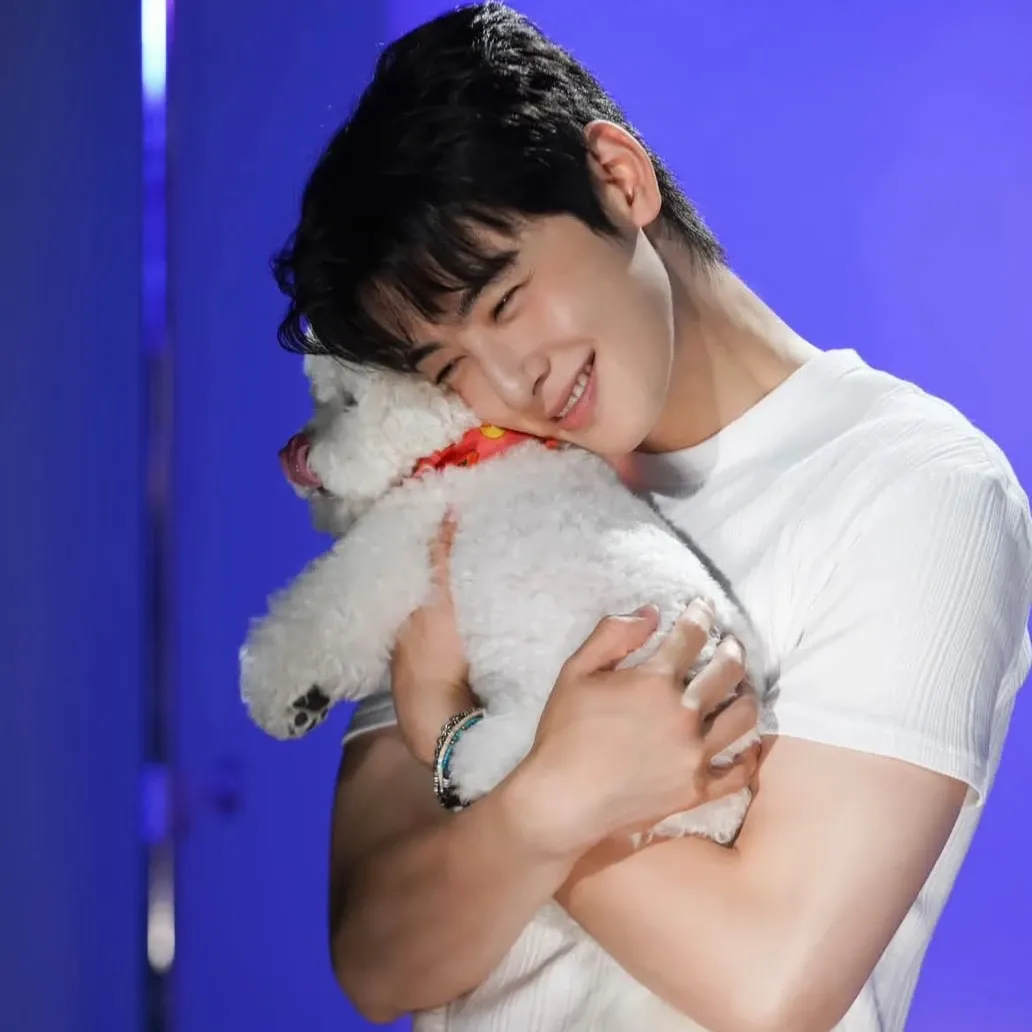Behind-the-scenes cut of Cha Eunwoo