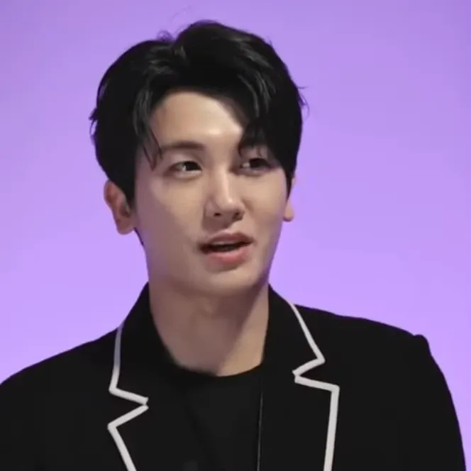 A moment captured by a fan of Park Hyungsik