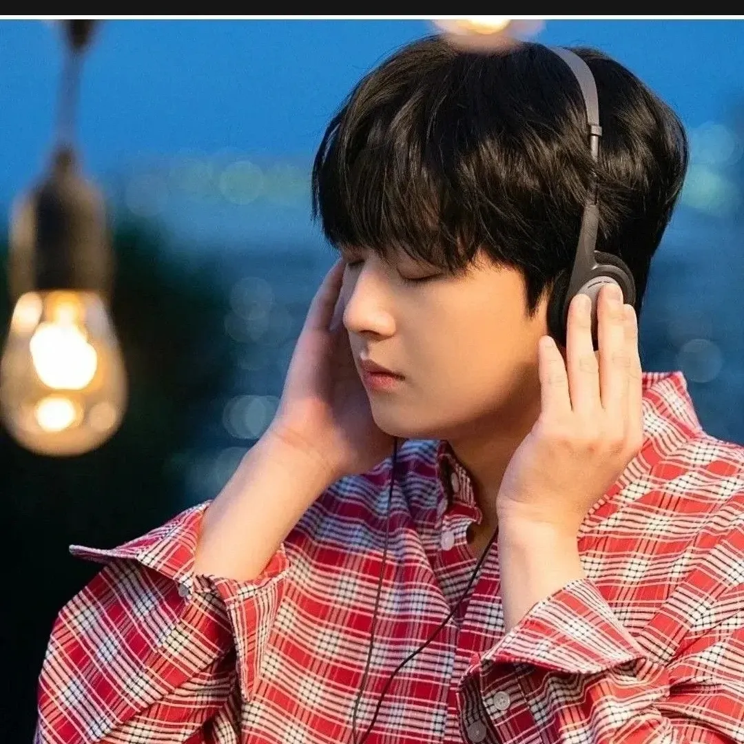 Behind-the-scenes cut of Lee Chanwon