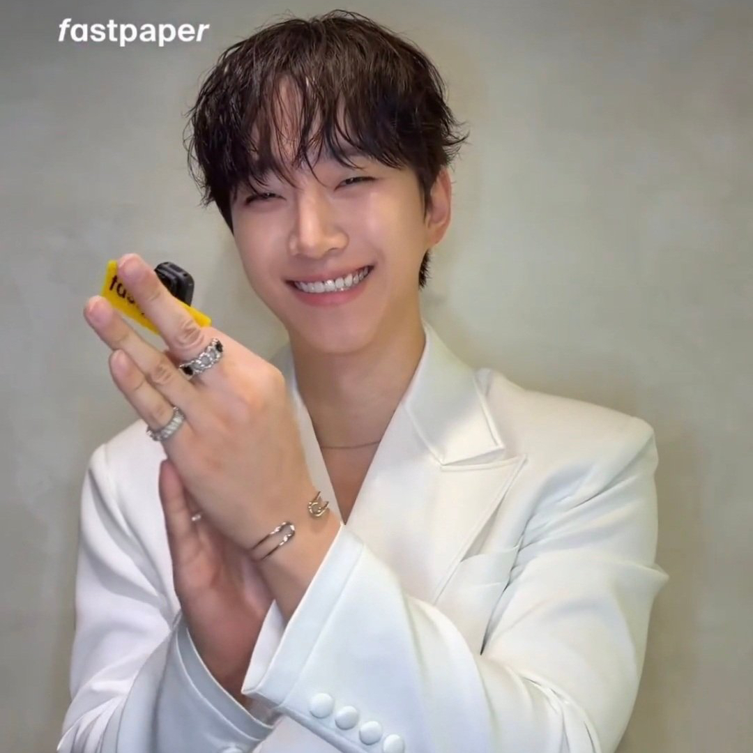 Behind-the-scenes cut of Lee Junho