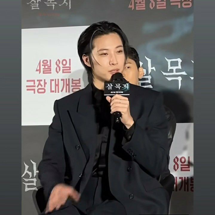 Behind-the-scenes cut of Lee Jongwon