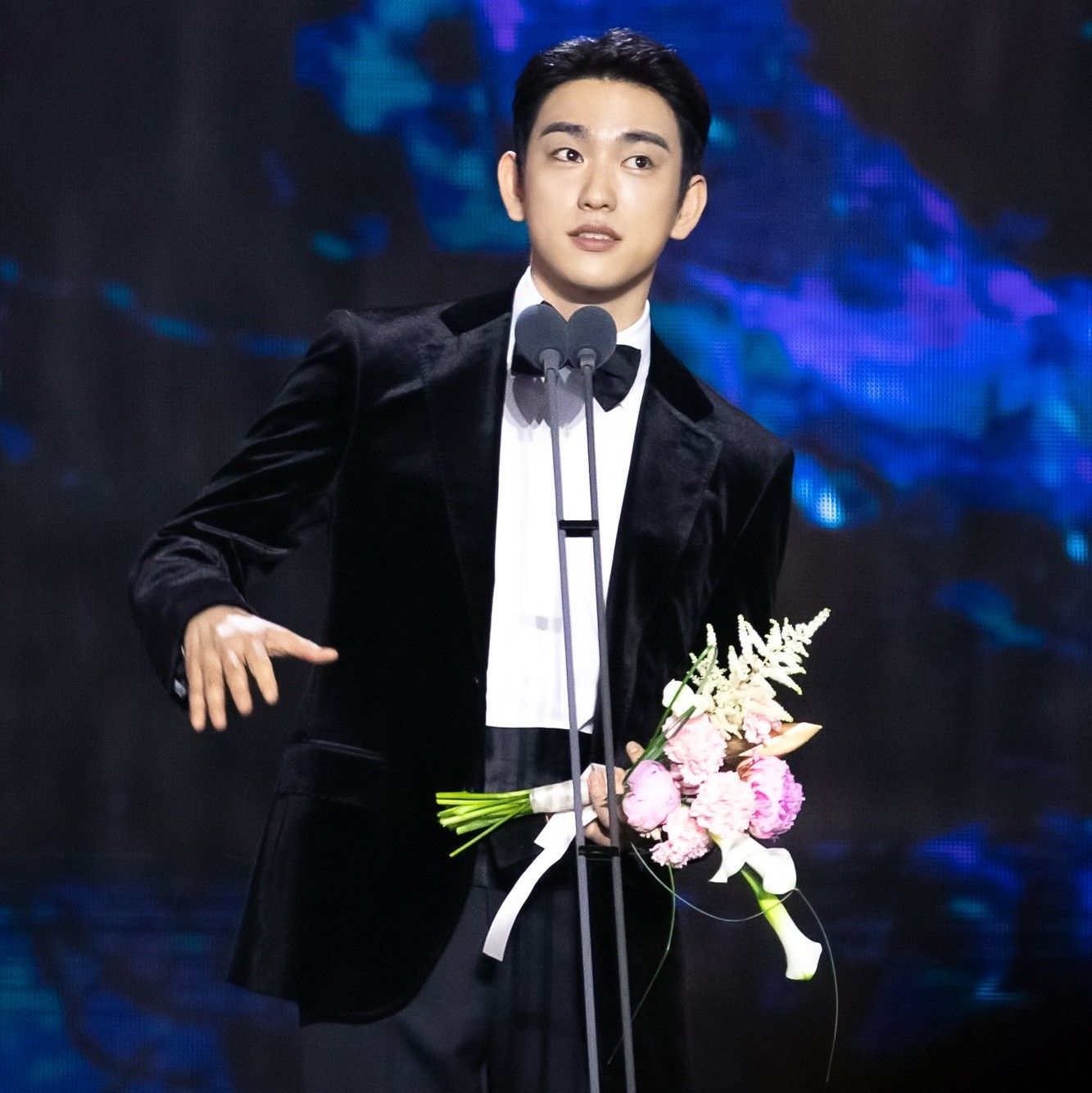 Cuplikan di balik layar dari Park Jinyoung