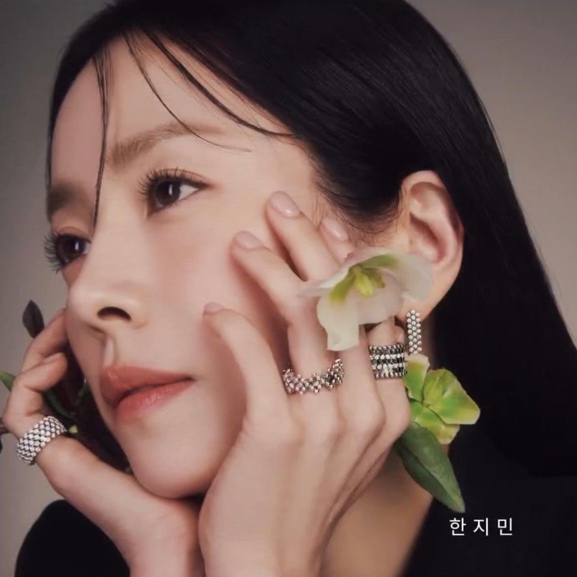 Behind-the-scenes cut of Han Jimin