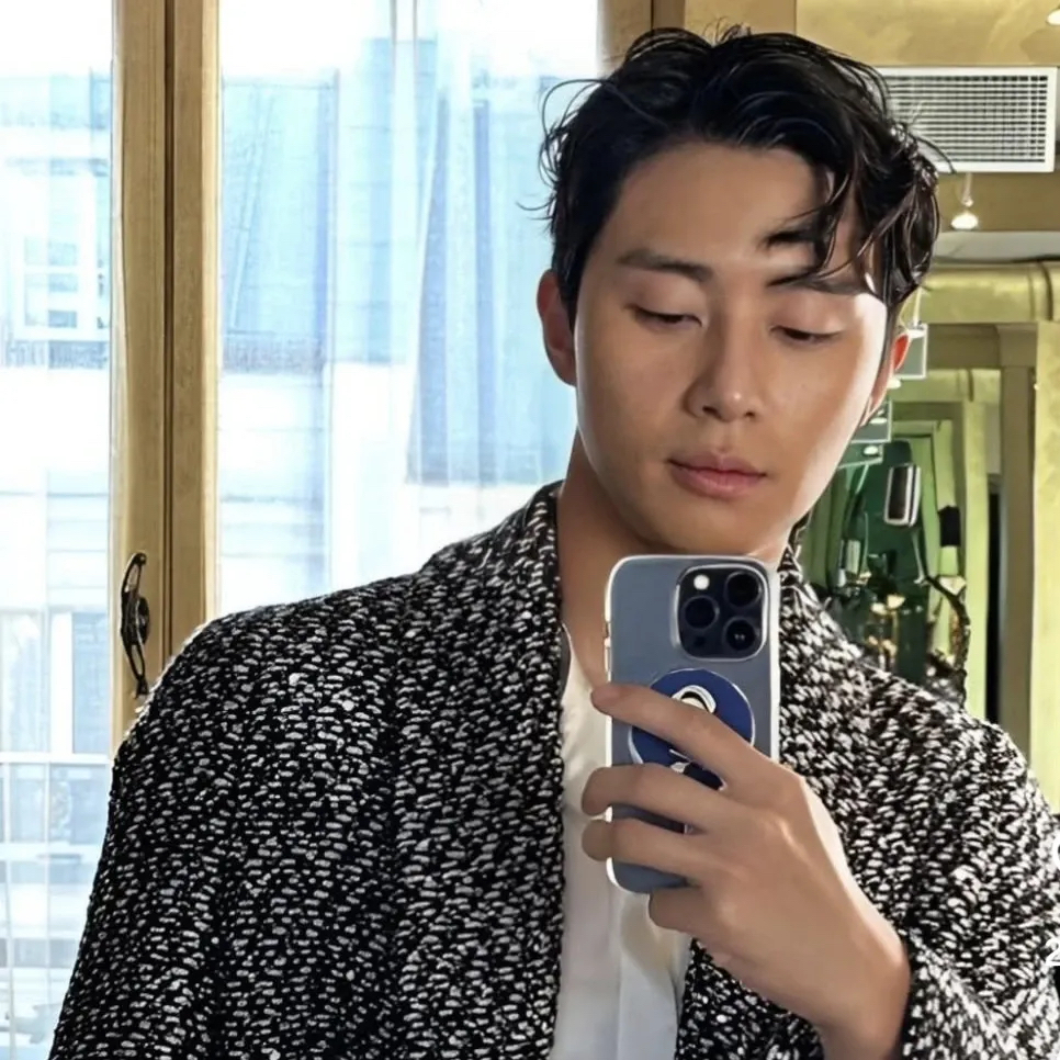 A moment captured by a fan of Park Seojoon