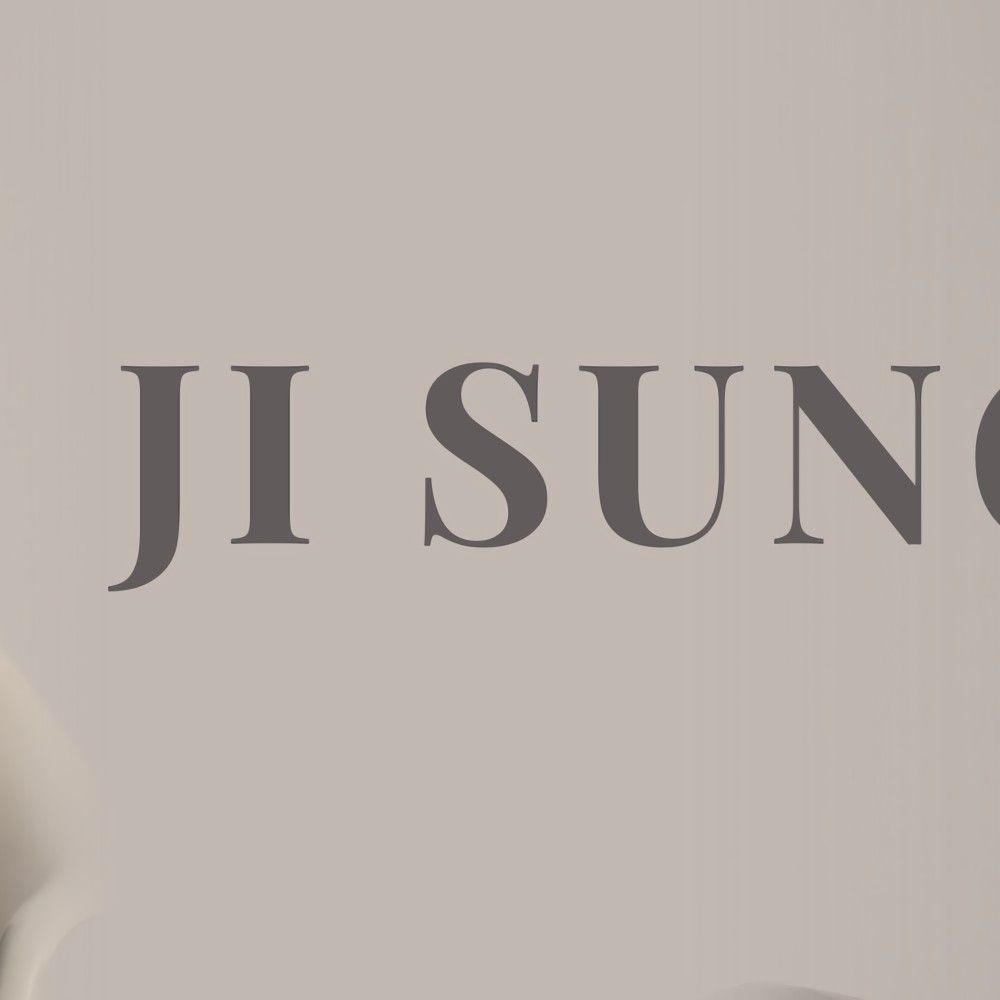 Behind-the-scenes cut of Ji Sung