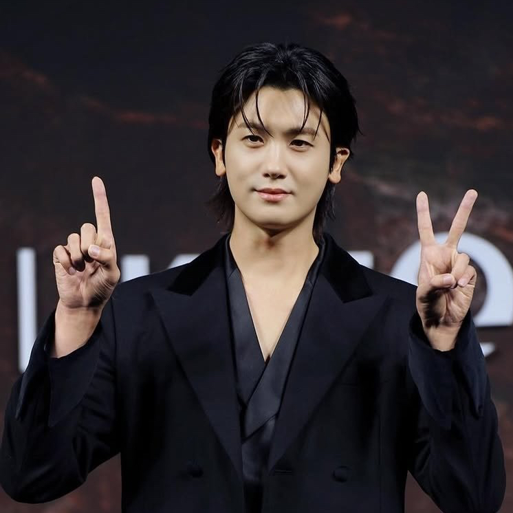 Latest photo of Park Hyungsik