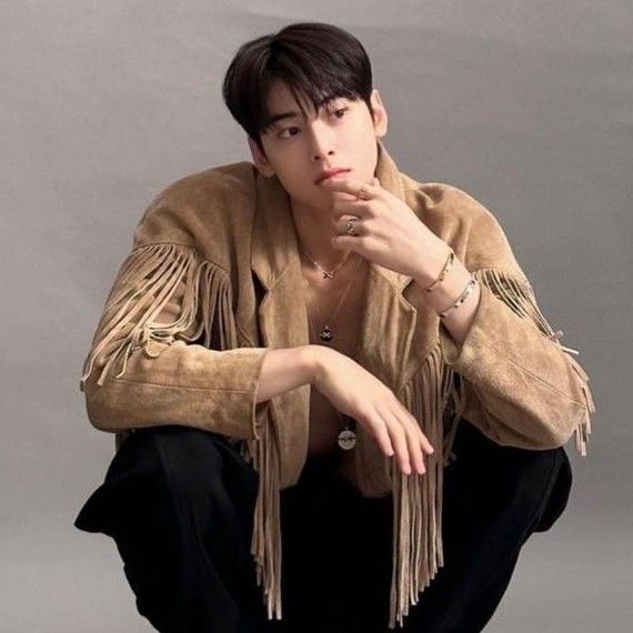 Behind-the-scenes cut of Cha Eunwoo