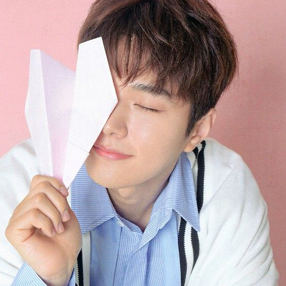 Behind-the-scenes cut of Kim Myungsoo (L)