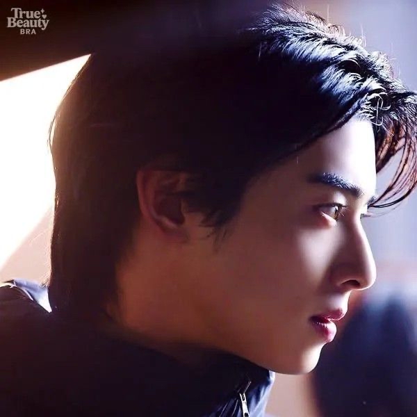 Behind-the-scenes cut of Cha Eunwoo