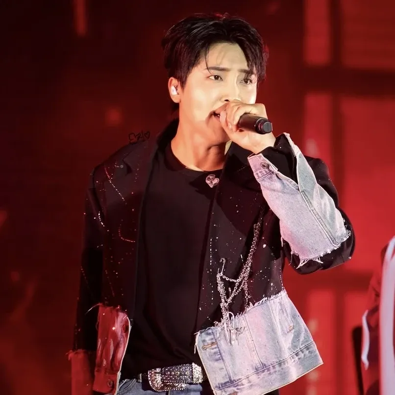 A moment captured by a fan of Hwang Yunsung