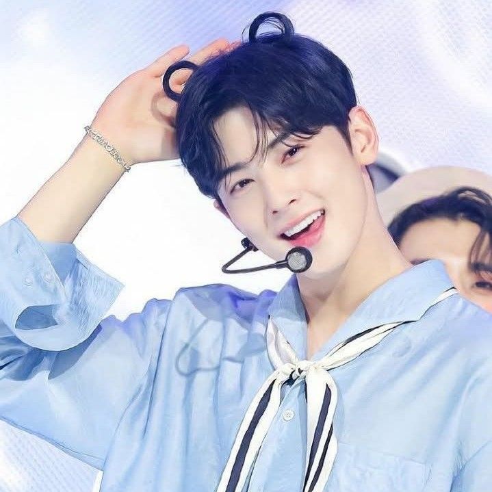 A moment captured by a fan of Cha Eunwoo