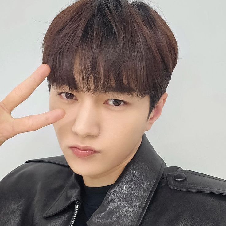 Behind-the-scenes cut of Kim Myungsoo (L)