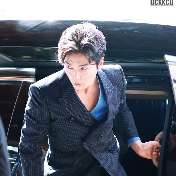 粉丝拍下的金材昱瞬间