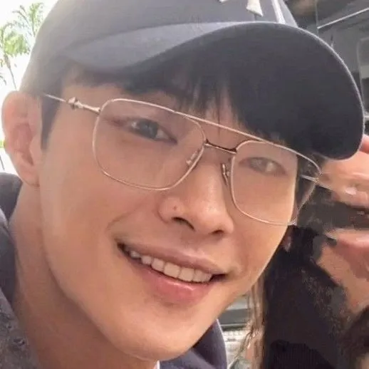 A moment captured by a fan of Woo Dohwan