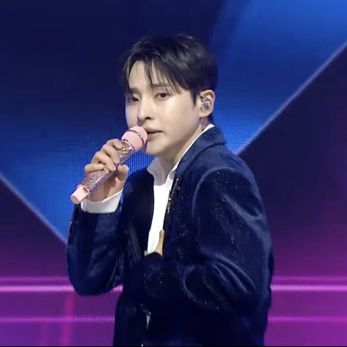 A moment captured by a fan of Seong Ri