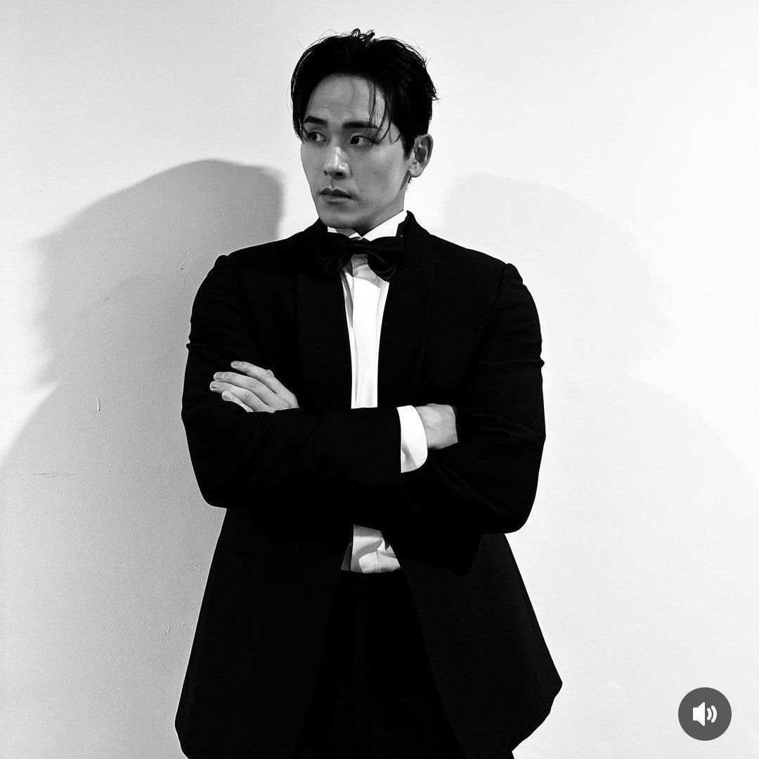 Behind-the-scenes cut of Hoya