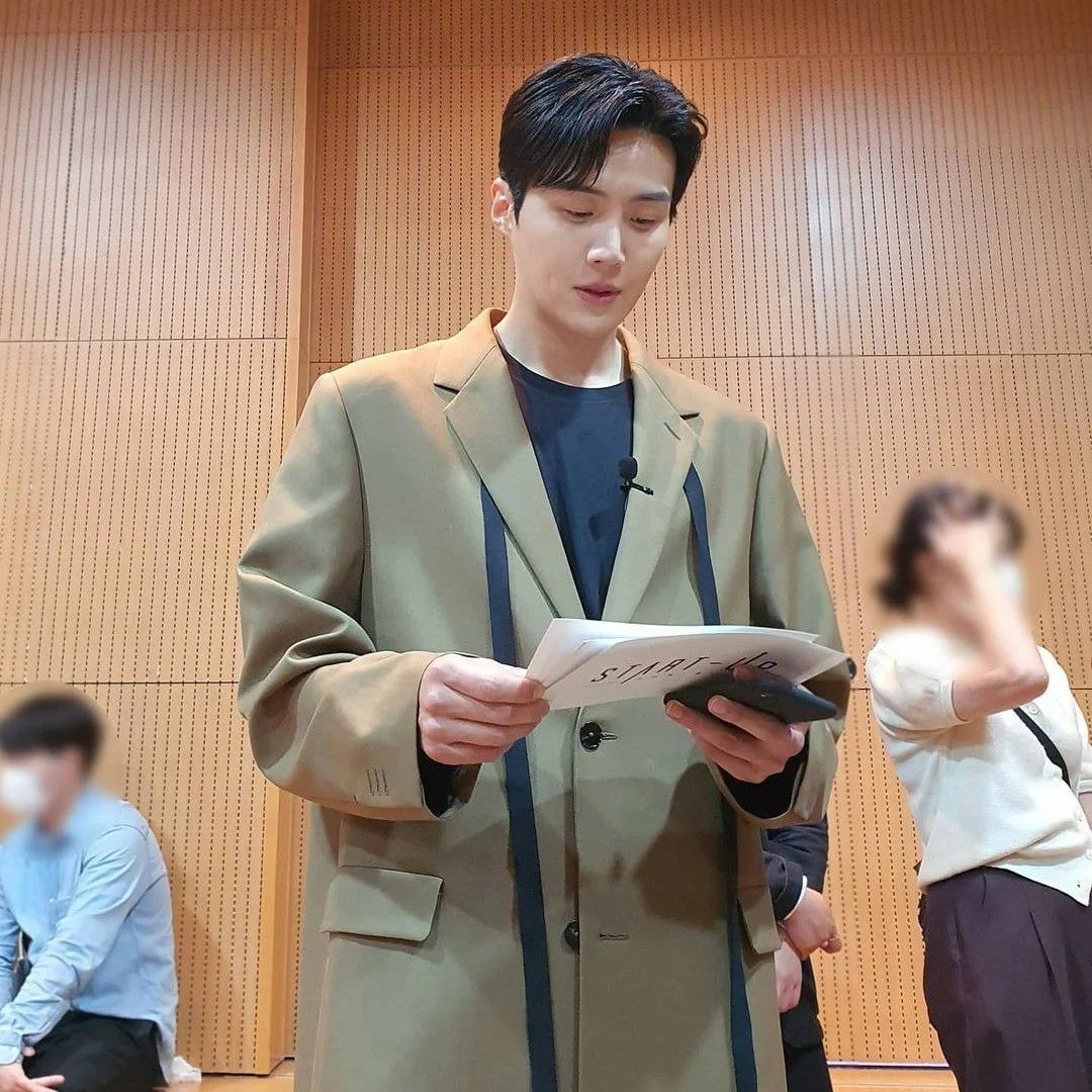 Behind-the-scenes cut of Kim Seonho
