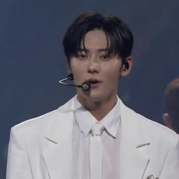 Behind-the-scenes cut of Hwang Minhyun