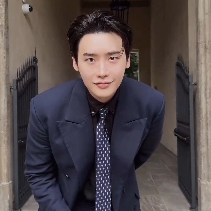 Recent activity shot of Lee Jongsuk