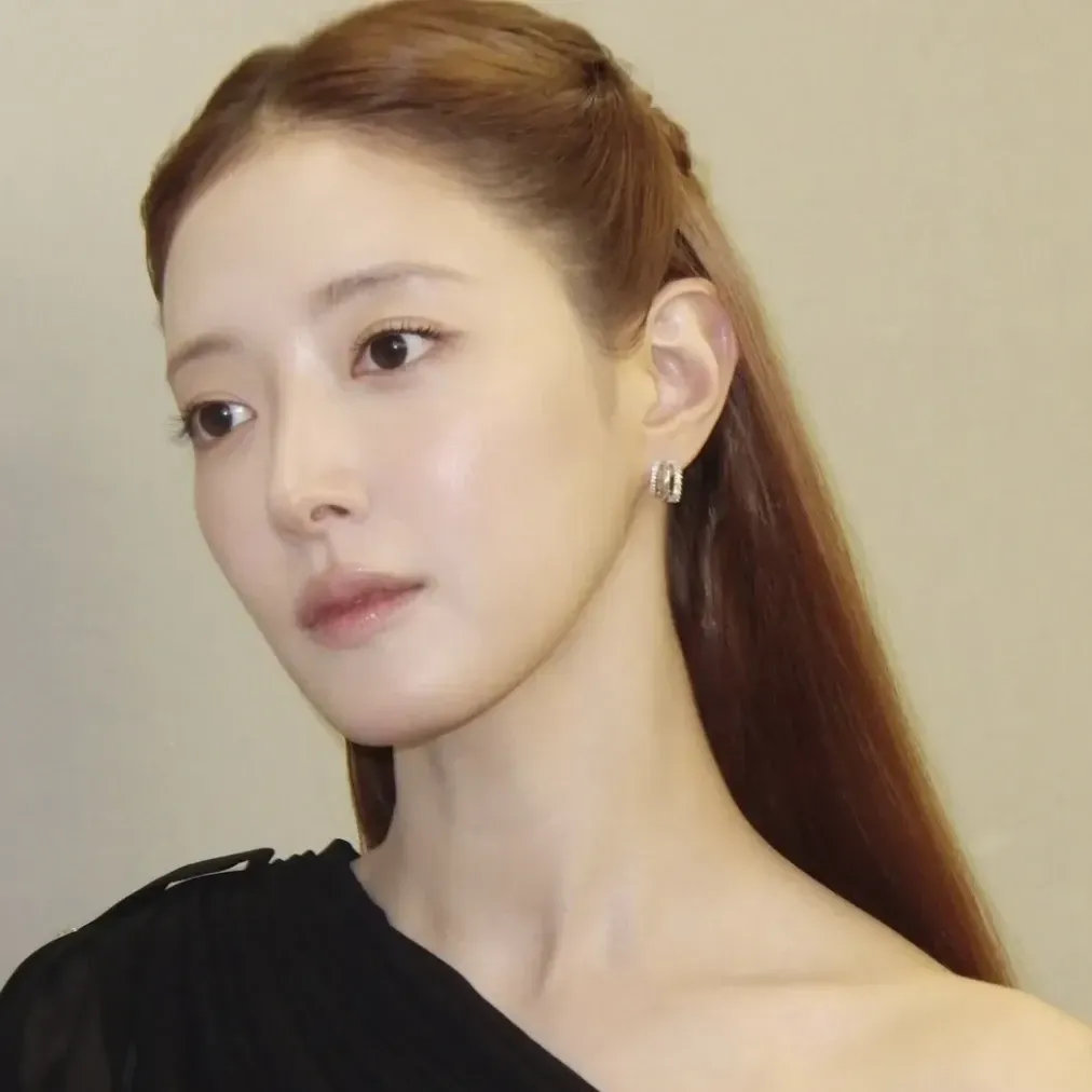 Behind-the-scenes cut of Lee Seyoung