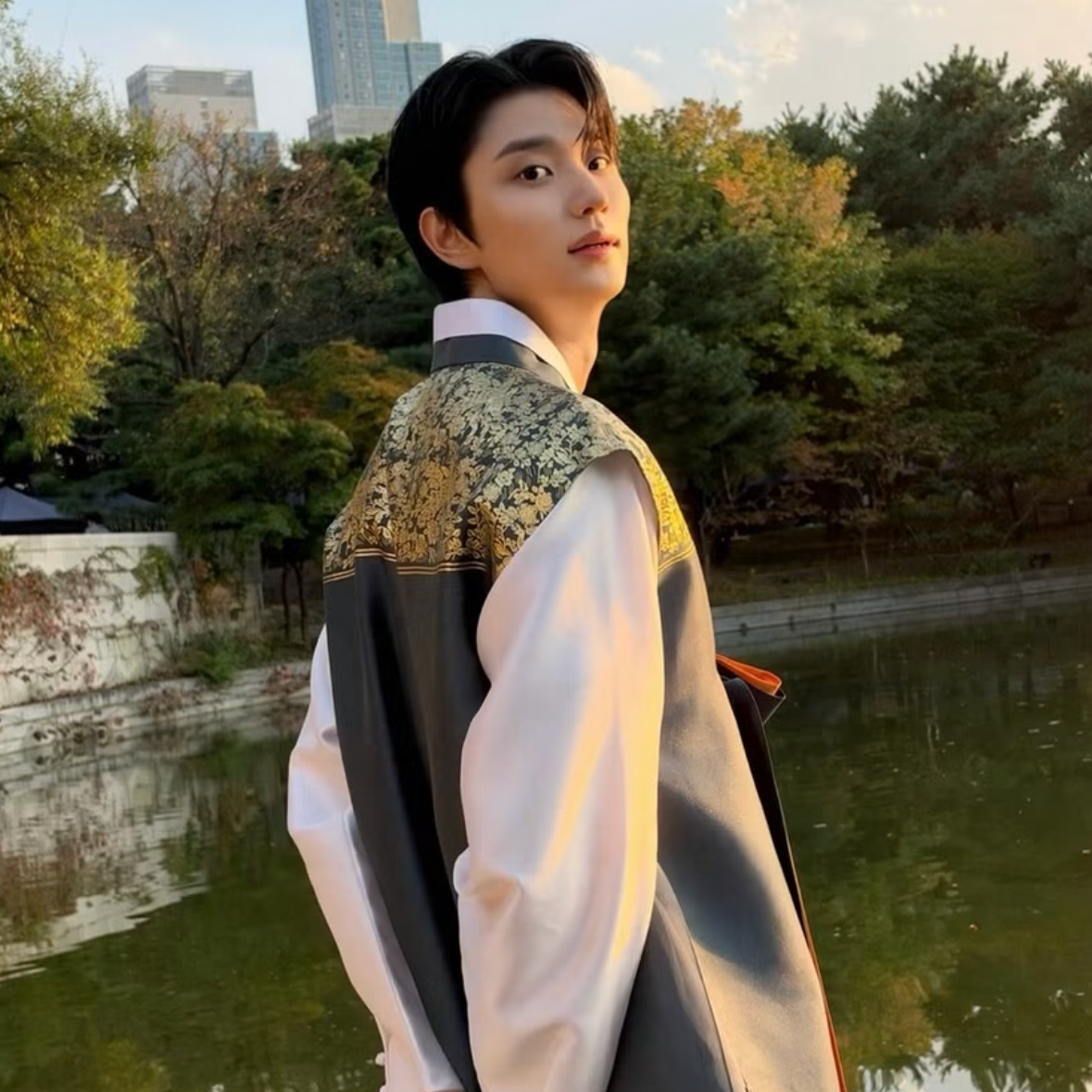 Behind-the-scenes cut of Kim Jaewon