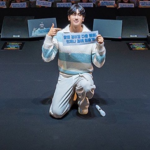 A moment captured by a fan of Park Hyungsik