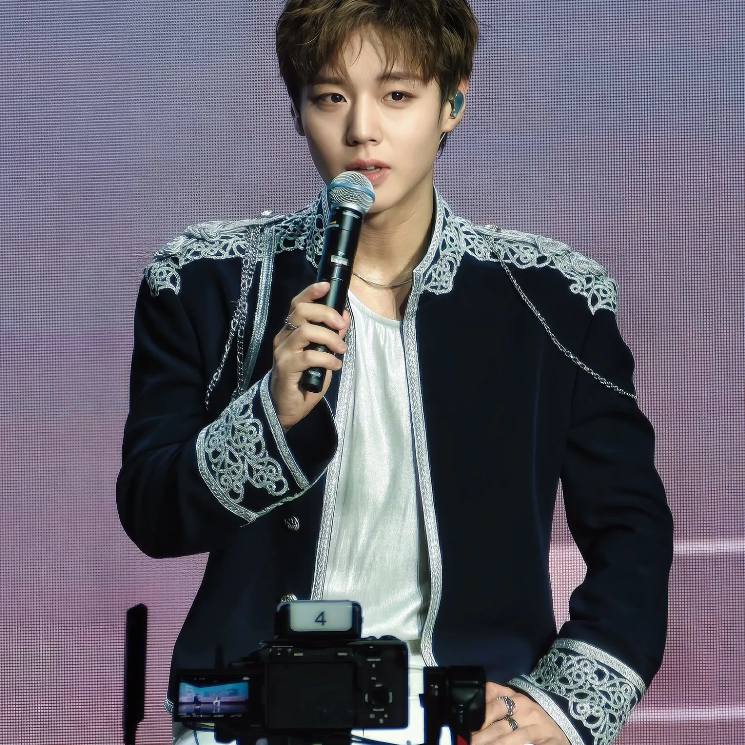 A moment captured by a fan of Park Jihoon