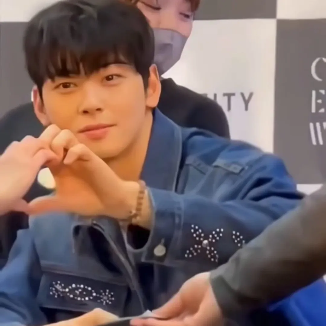 Behind-the-scenes cut of Cha Eunwoo
