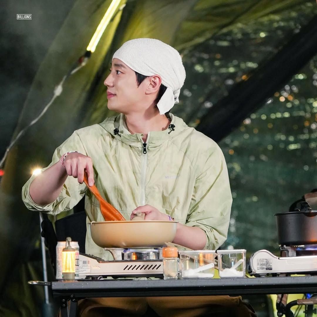 Behind-the-scenes cut of Lee Junyoung