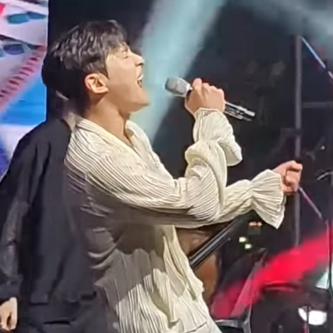 A moment captured by a fan of Seong Ri