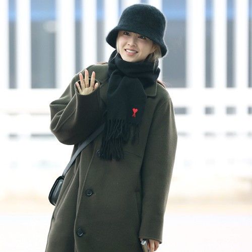 Behind-the-scenes cut of Park Boyoung