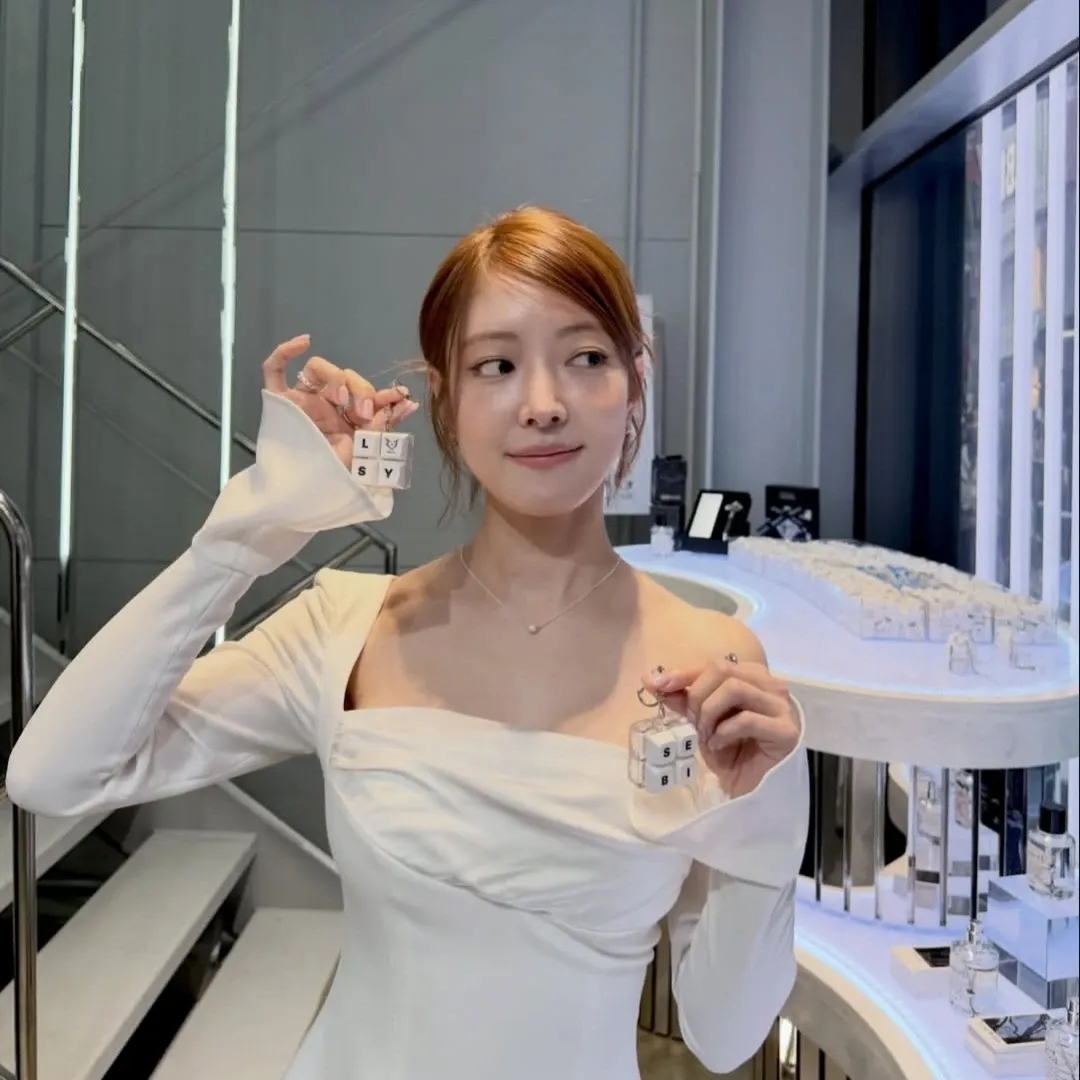 Behind-the-scenes cut of Lee Seyoung