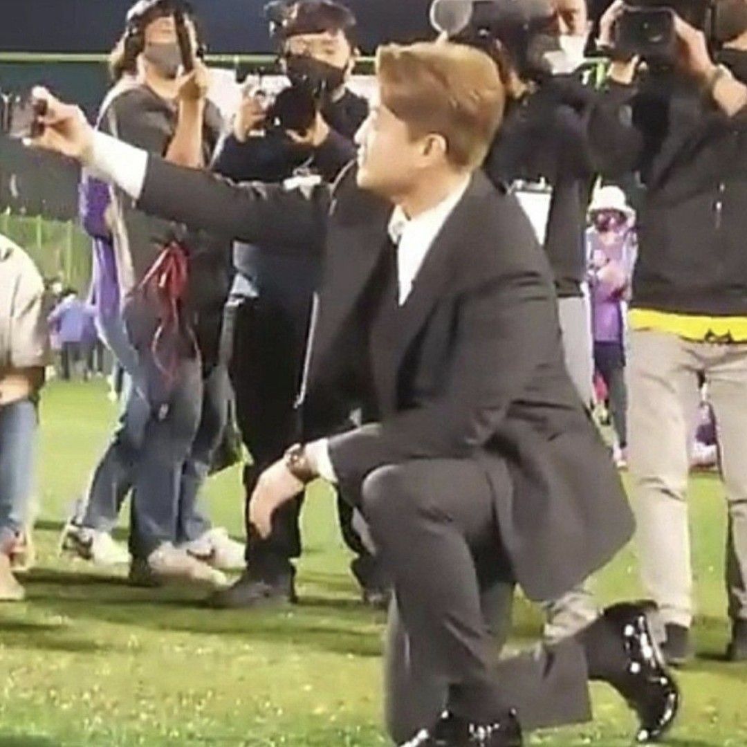 粉絲拍下的金浩中瞬間