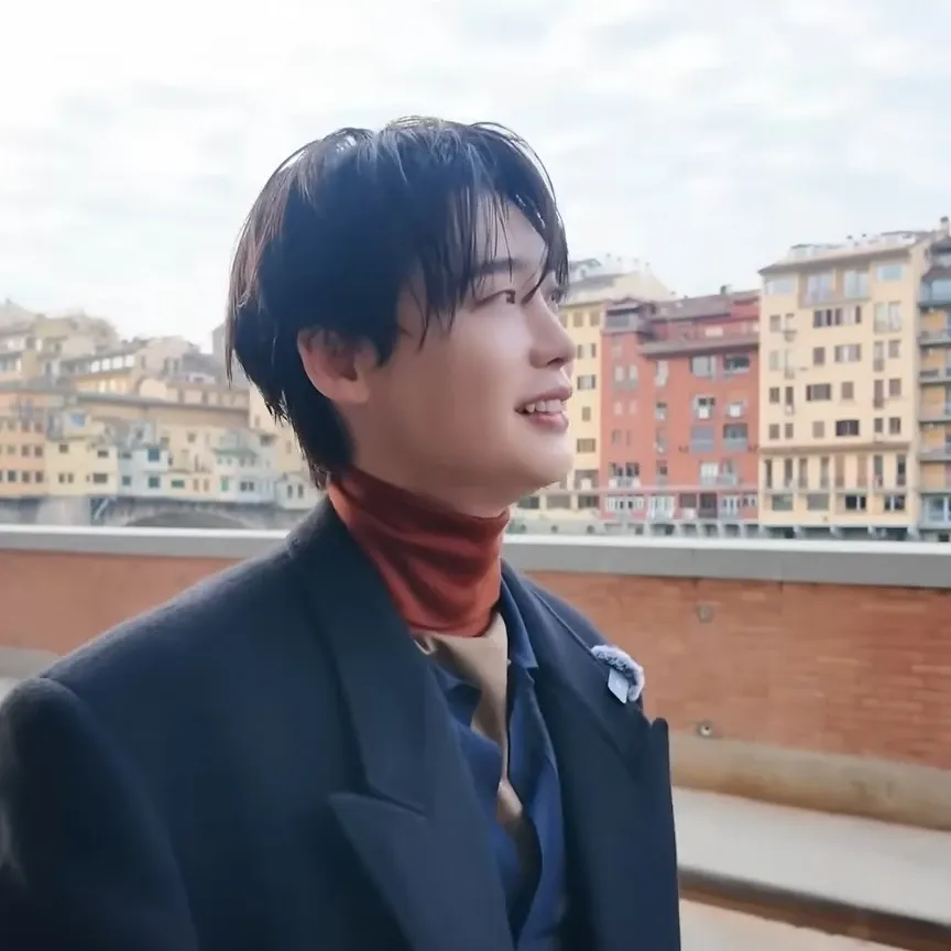 A moment captured by a fan of Lee Jongsuk