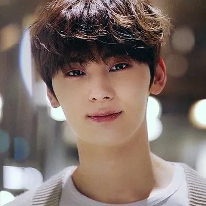 A moment captured by a fan of Hwang Minhyun