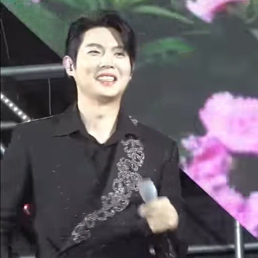 A moment captured by a fan of Son Taejin