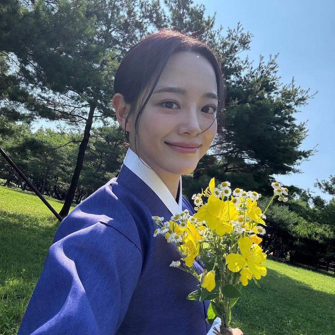Behind-the-scenes cut of Kim Sejeong