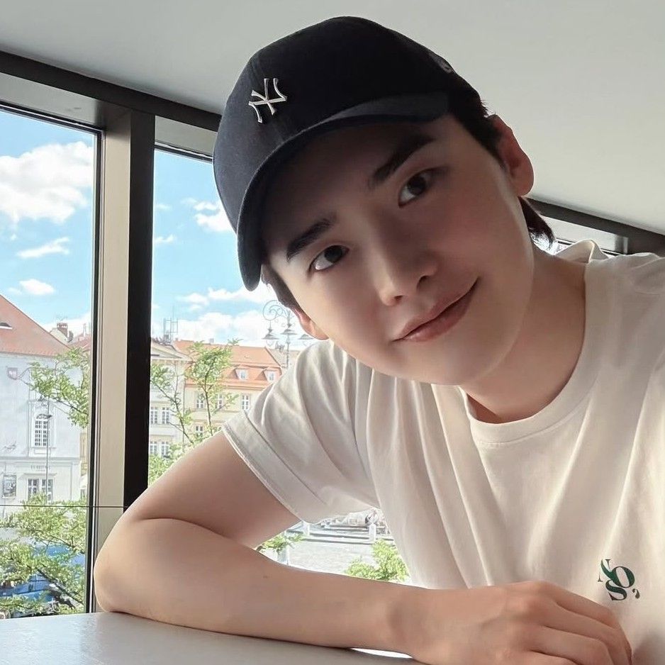 A moment captured by a fan of Lee Jongsuk