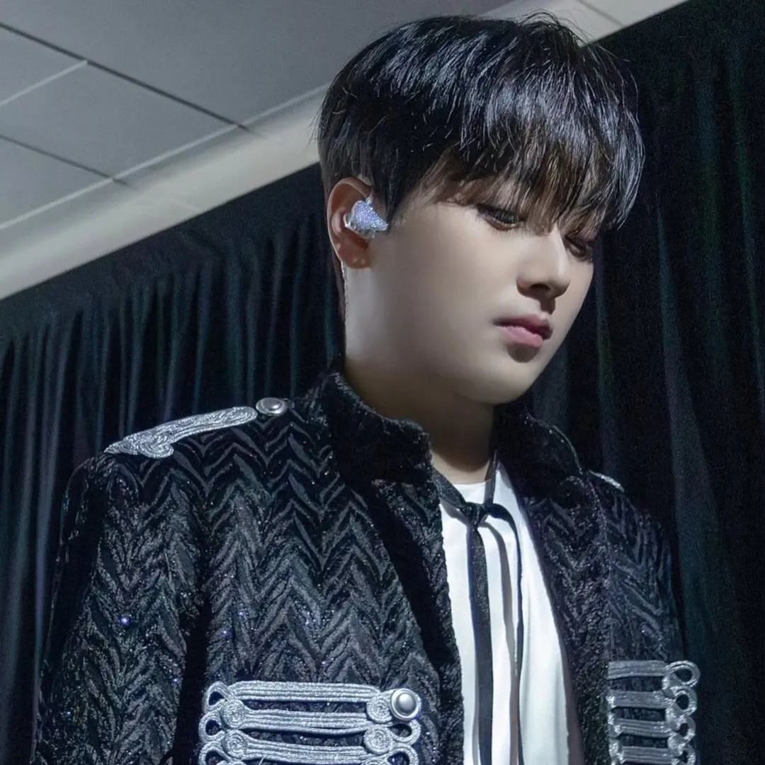 粉丝拍下的李灿元瞬间