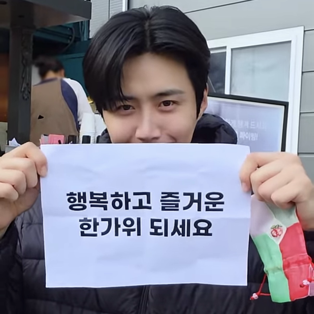 Behind-the-scenes cut of Kim Seonho