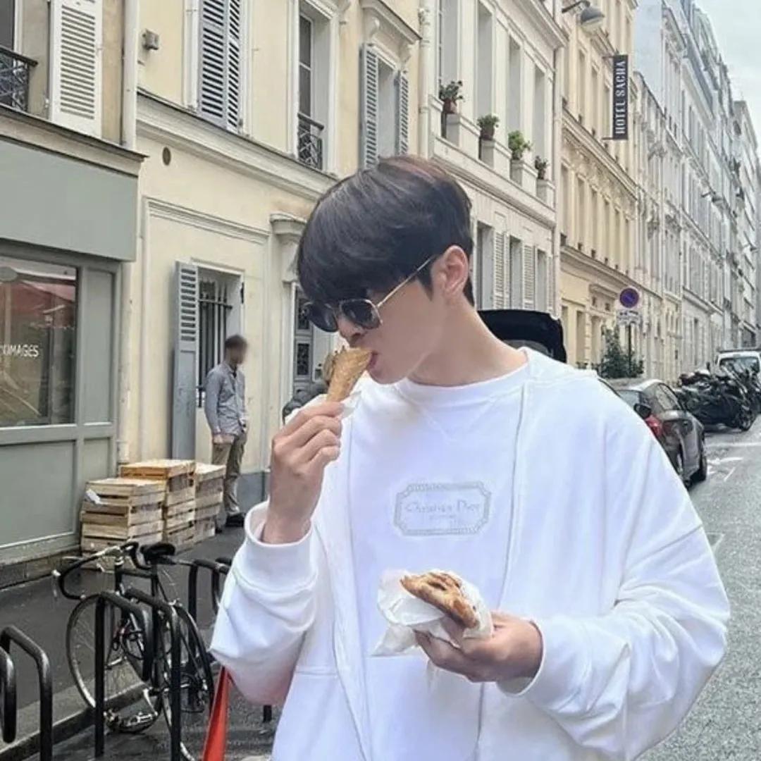 Recent activity shot of Cha Eunwoo