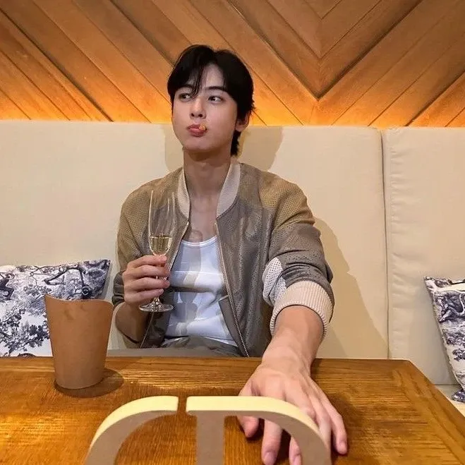 A moment captured by a fan of Cha Eunwoo